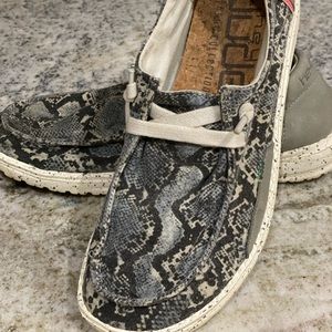 Hey Dude Women’s Size 7 or 38 Snake Print